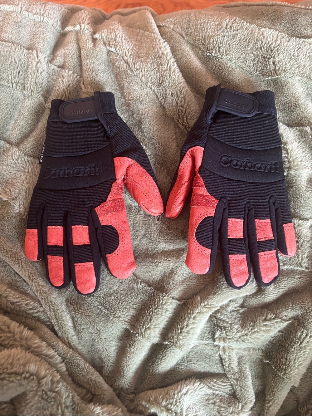 Carhartt Men's Black and Red Work Gloves, Small